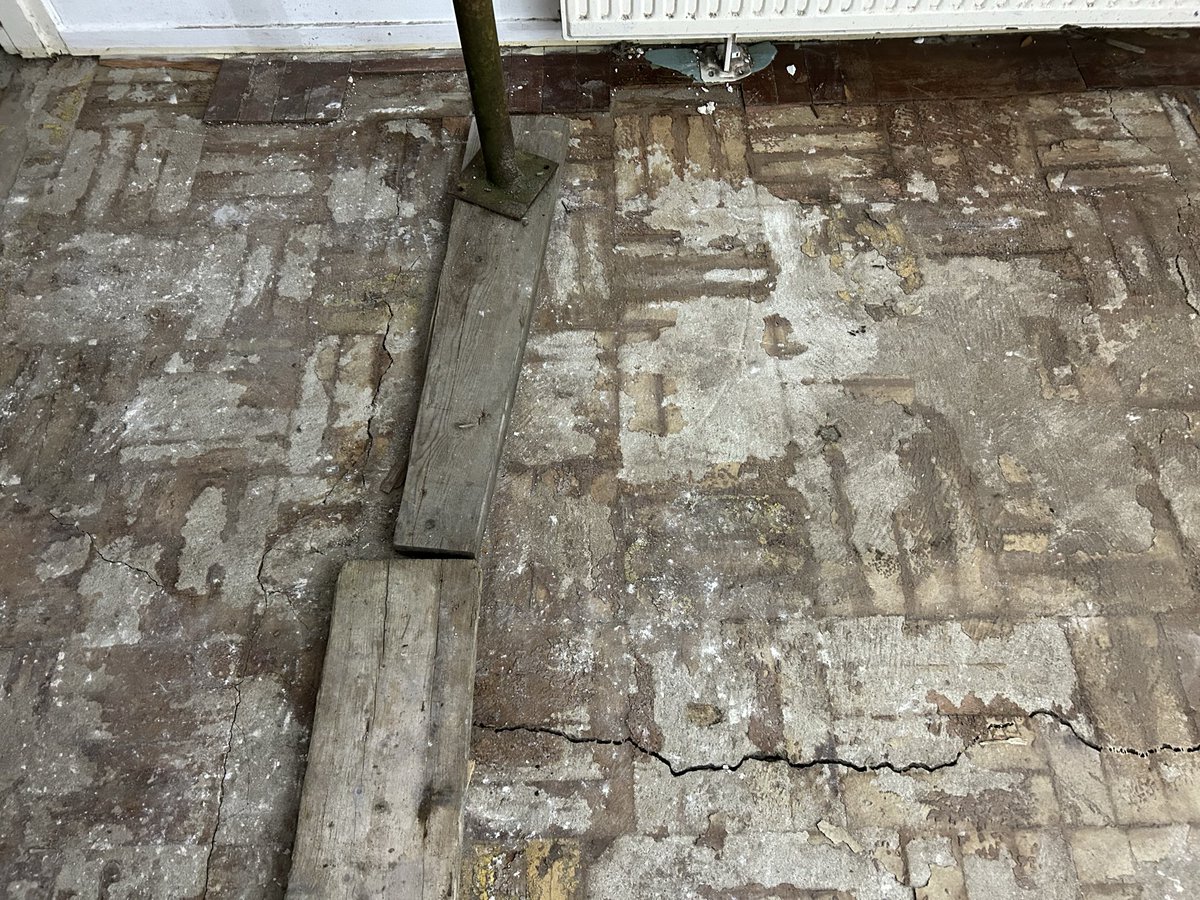 rasquert's tweet photo. Het oude gat in de vloer van de vroegere toilet opstelling gaan we later hergebruiken voor het aansluiten van een nieuw toilet https://t.co/78ASIHL1tM