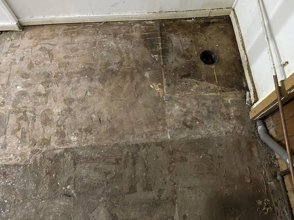 rasquert's tweet photo. Het oude gat in de vloer van de vroegere toilet opstelling gaan we later hergebruiken voor het aansluiten van een nieuw toilet https://t.co/78ASIHL1tM