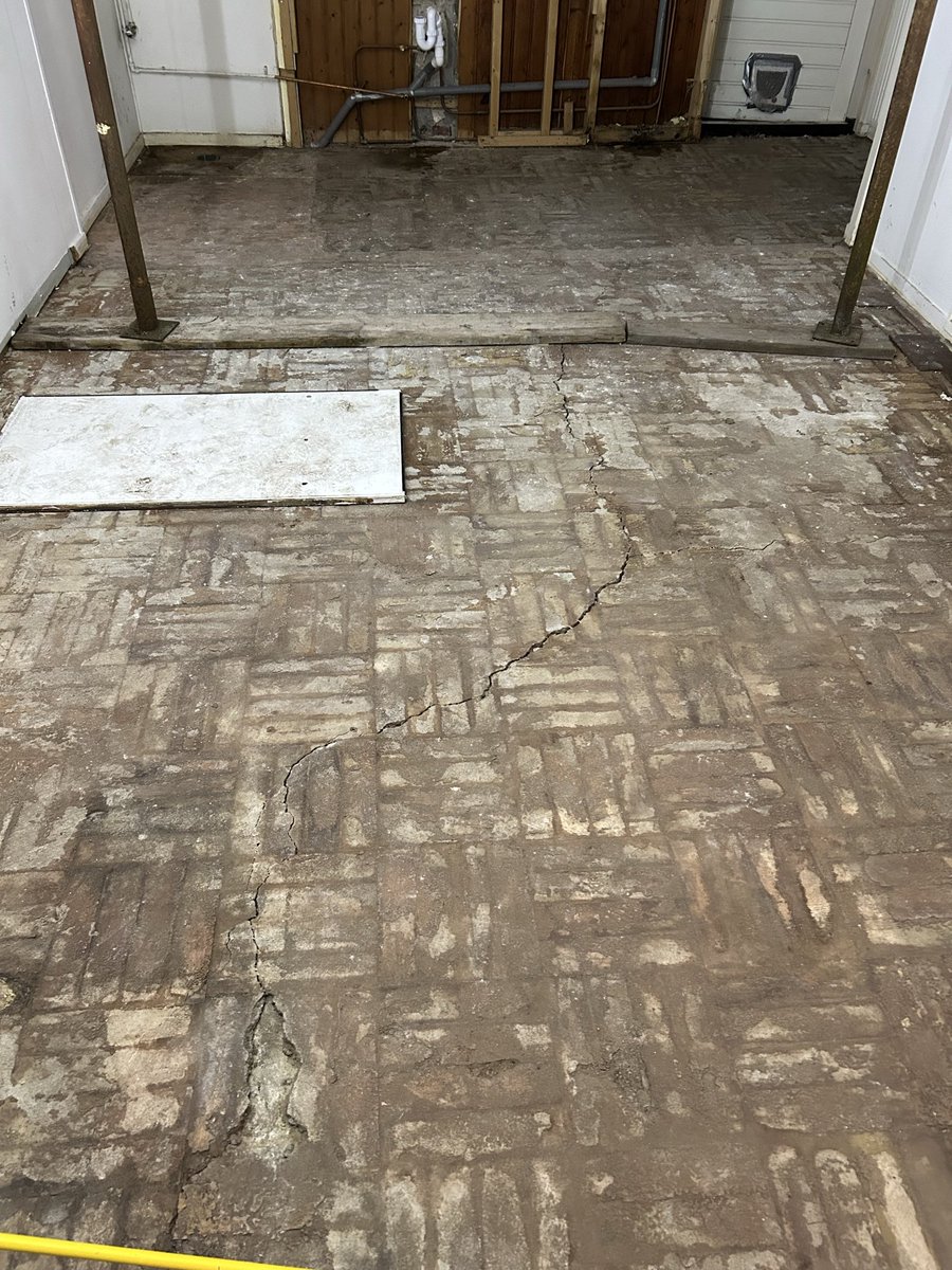 rasquert's tweet photo. Het oude gat in de vloer van de vroegere toilet opstelling gaan we later hergebruiken voor het aansluiten van een nieuw toilet https://t.co/78ASIHL1tM