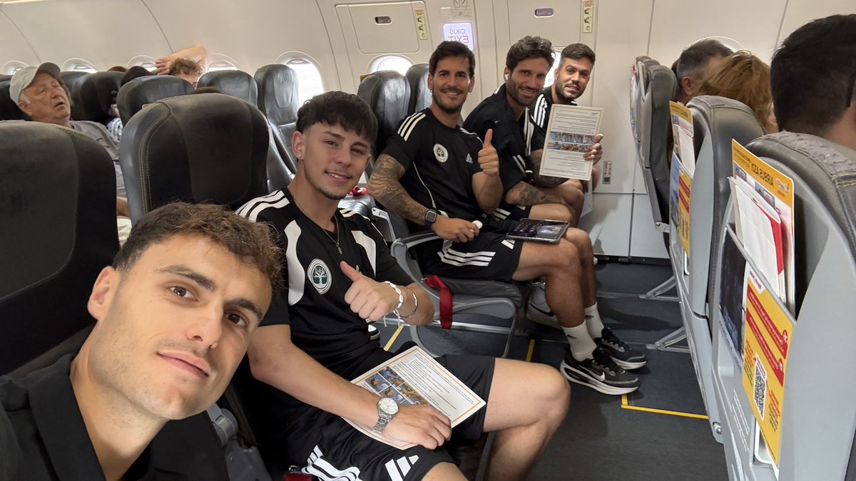 LosTroncosFC_'s tweet photo. Mucha calidad en una fila de avión. (Algunos más que otros) https://t.co/N3EK3eompc