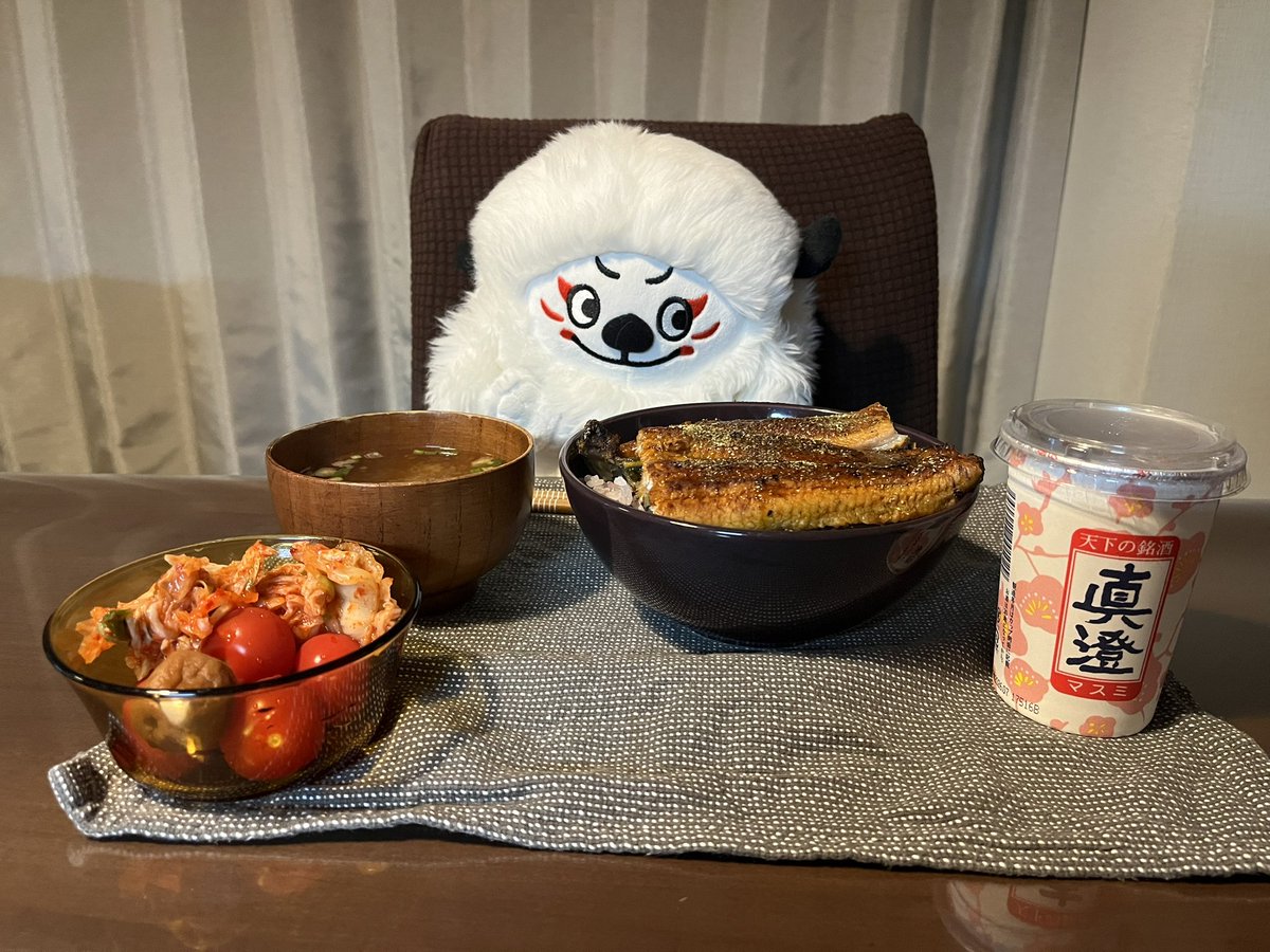 happitrp's tweet photo. 鰻丼で乾杯
僕)土用の丑の日じゃないけど、鰻が安かったから日本酒で乾杯いようか🍻
⚪️暑い夏を乗り切れそうです😊
#レンジー #うちのレンジー https://t.co/nk2TMsP9jx