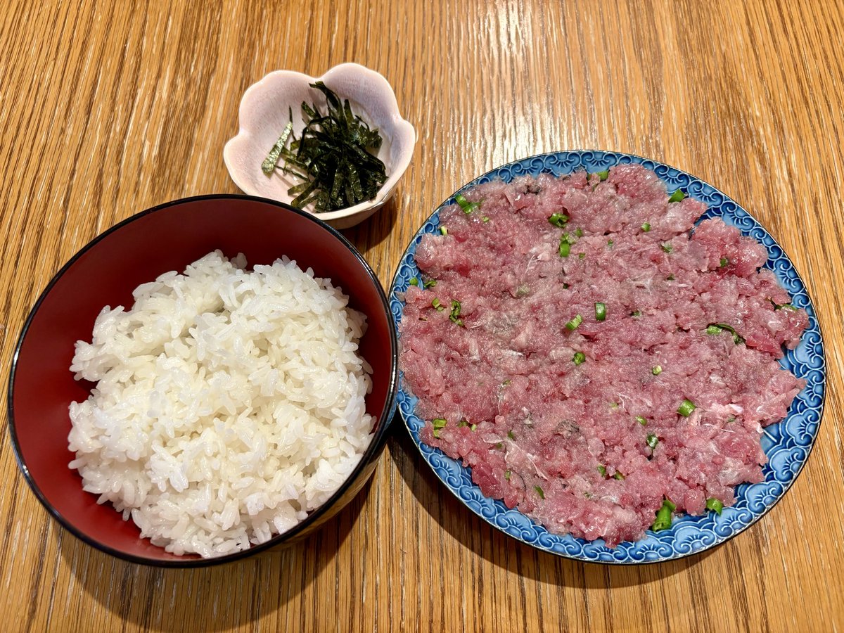 Barber_Tully's tweet photo. うずわ飯っぽいのとメジカ新子っぽいの

脂が少なく赤身の旨味が強いマルソウダと青唐辛子との相性は最高！
箸が止まらんのよ

メジカと言うには大きすぎるしモチユがないので種無しスダチで代用だけどこれも十分美味しい
このもっちりとした食感がクセになる！
でもやっぱりブシュカンが欲しいな…！ https://t.co/u1nNlxHkeB