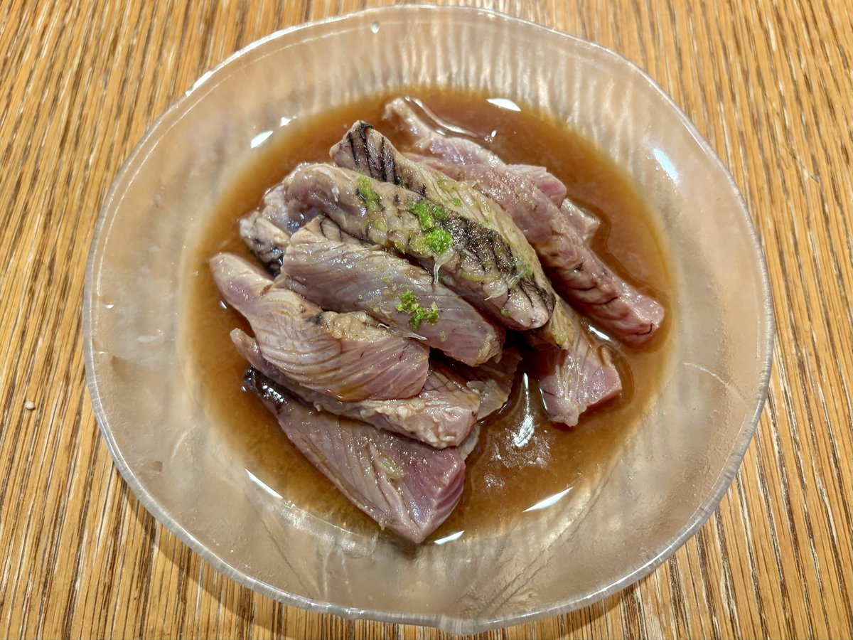 Barber_Tully's tweet photo. うずわ飯っぽいのとメジカ新子っぽいの

脂が少なく赤身の旨味が強いマルソウダと青唐辛子との相性は最高！
箸が止まらんのよ

メジカと言うには大きすぎるしモチユがないので種無しスダチで代用だけどこれも十分美味しい
このもっちりとした食感がクセになる！
でもやっぱりブシュカンが欲しいな…！ https://t.co/u1nNlxHkeB
