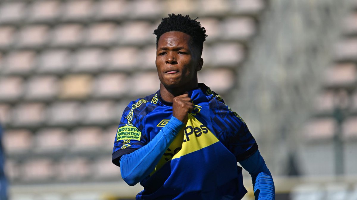 iDiskiTimes's tweet photo. 🎙️ John Comitis has confirmed Emile Witbooi has an invite from Bayern Munich 🇩🇪

"We've got an invitation for him to go to Bayern Munich which we're now considering, only just to keep him relevant for his own good to see which level he has to be reaching." 

[via @SNAWA_MetroFmSA]