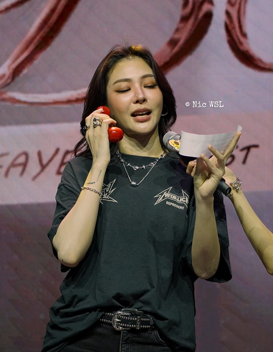 Nic__WSL's tweet photo. She hold the toy phone ☎️  , but look like holding a luxury jewellery gorgeously 

PERAYA PARIYA IN MANILA
#FayeAtomFMinPH2026
#FayePeraya #FayeAtom #AtomPariya
@malisorn00 @atomprys https://t.co/TKTCrb5Qrs