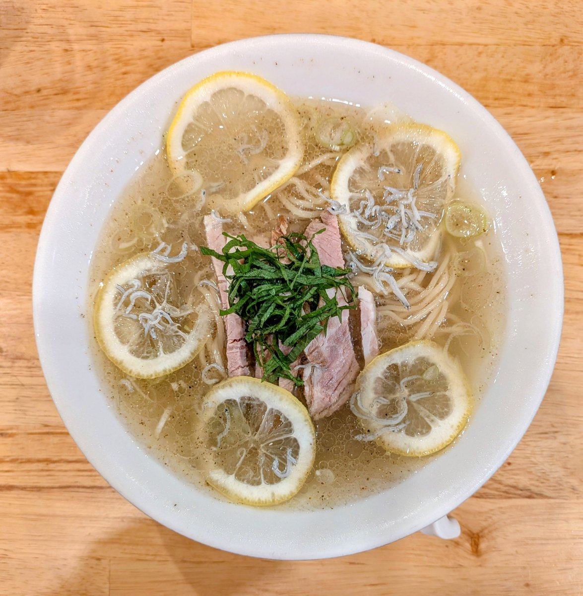 soysaltymiso's tweet photo. #中華そばムタヒロ国分寺本店
大葉としらすの冷やし塩レモンラーメン1000
スライスレモンが載るが、煮干スープからもレモンの酸味😋サッパリ、スッキリ飲める😋大葉も爽やかな香り😋食欲がない時にも食べられる😋猛暑の中でオアシスを見つける一杯😋
7月限定☺️
美味い‼️💯💯💯😋
＠国分寺
’26  311杯目 https://t.co/90eCBNhoHq