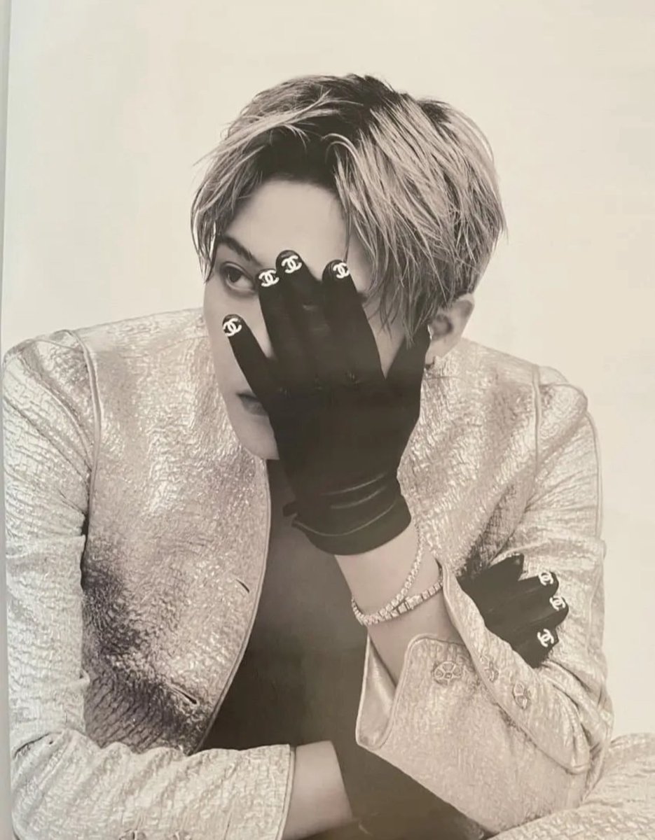 raph_ellx's tweet photo. 권지용은 웃는 모습도 천사같고 생긴 것도 천사같은데 사람들한테 매번 상처받고도 다시 사람들한테 사랑을 퍼준다는 점이...그냥 존나 성스러워서 다가갈 수조차 없을 것 같은 느낌을 줌 https://t.co/fv6A1AAgaF