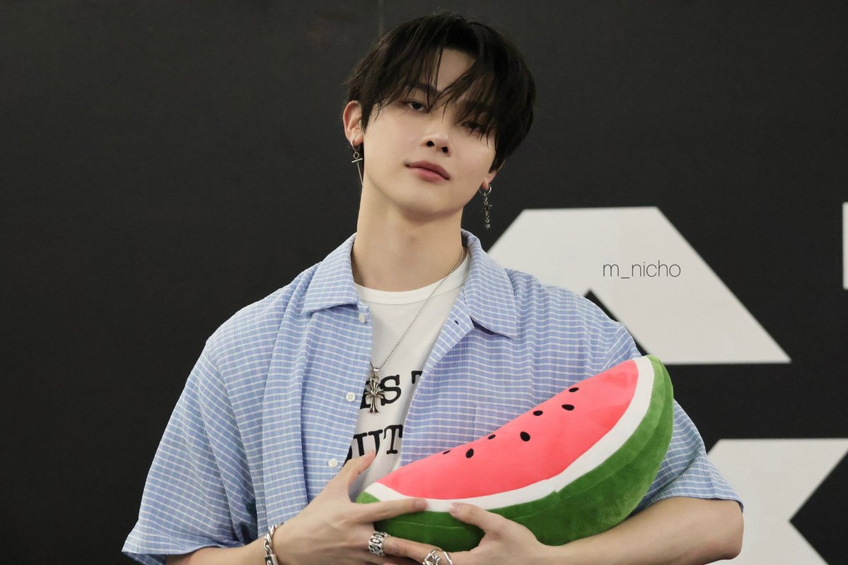 nicoiichigo's tweet photo. the way he cradles every plushie like it's his precious little baby im crying 😭 https://t.co/VBxWTWNmuw
