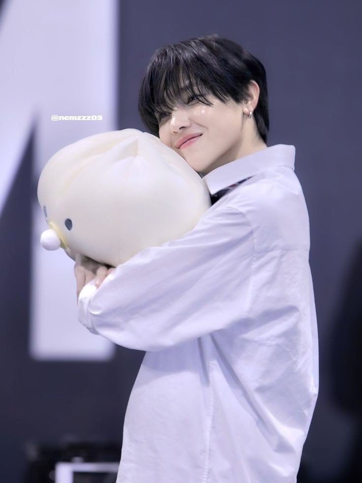 nicoiichigo's tweet photo. the way he cradles every plushie like it's his precious little baby im crying 😭 https://t.co/VBxWTWNmuw