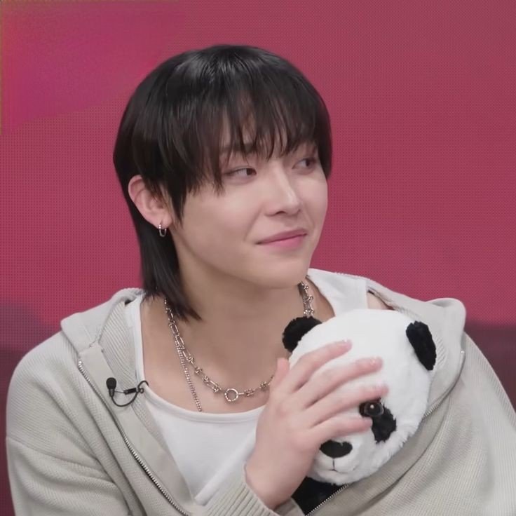 nicoiichigo's tweet photo. the way he cradles every plushie like it's his precious little baby im crying 😭 https://t.co/VBxWTWNmuw