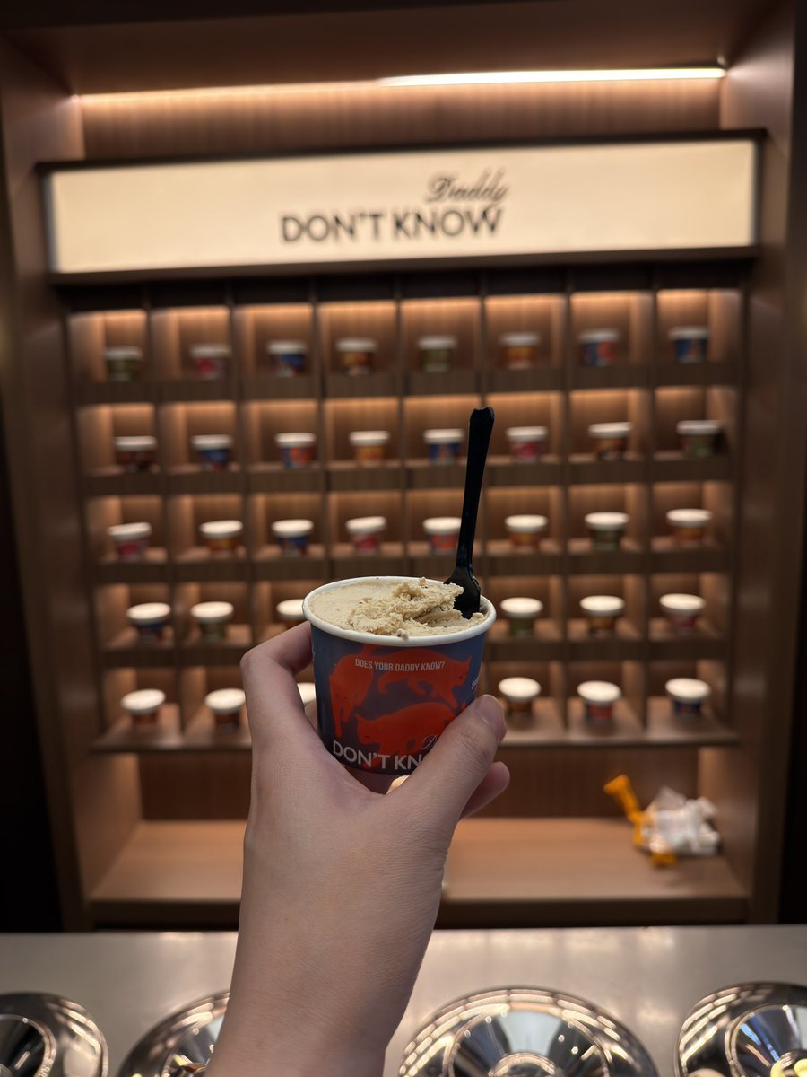 fl1fa's tweet photo. 🍦Daddy Don’t Know Gelato House 

อยากกินมาหลายวันละ เพราะชอบลายถ้วยเค้า 55555 วันนี้มา มี 8 รสชาติ เค้าให้ชิมหมดนะ อร่อยมาก น้องพนักงานไนซ์มากกกก ฮืออออ แฮปปี้ ราคา 119 บาท นี่สั่งรส Daddy day drunk เป็น  smooth crema with warmth whiskey ดืออออออแอ https://t.co/NS8xJqfQAu