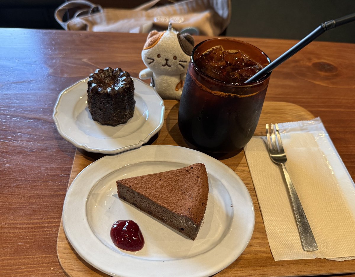 peachte4047's tweet photo. あーっ！
今日はボクひとりにゃ！
チョコレートケーキも
カヌレも
独り占めにゃ😋

#ふくふくにゃんこ https://t.co/kmbpfyM04y