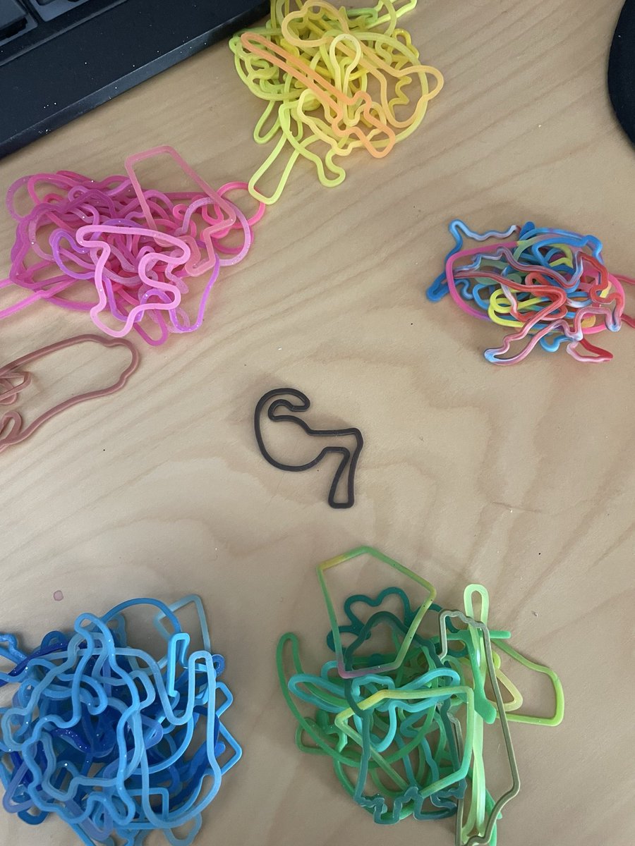 thelittletiders's tweet photo. Je triais mes bracelets avec des formes là et je vous annonce que je suis l’heureuse détentrice d’un bracelet 67 soyez pas trop jaloux https://t.co/7Vr8XzEKY7