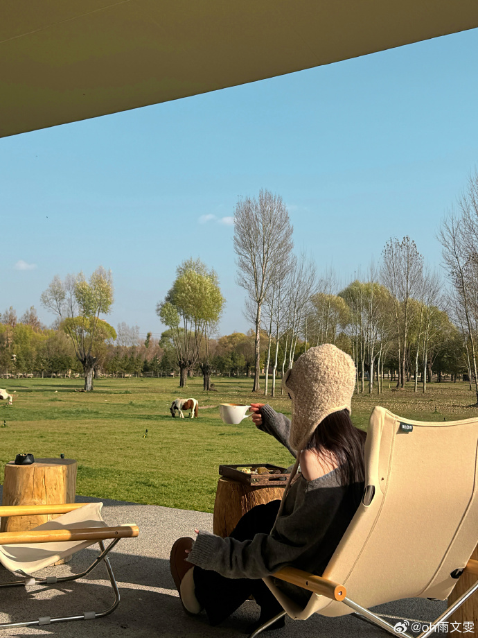 MarcosFeli9853's tweet photo. The first autumn breeze is here! Golden leaves are falling, time for hot coffee and cozy sweaters. https://t.co/yN4Sugo85F