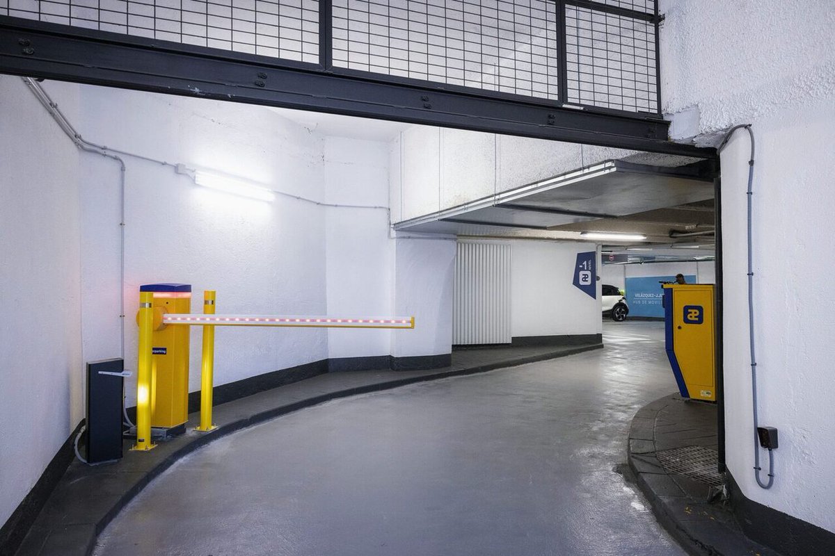 MADRID's tweet photo. 🚗 Transformamos los aparcamientos de la calle Velázquez en nuevos hubs de movilidad sostenible

✅ 1.891 plazas 
⚡ 185 puntos de recarga eléctrica
🚘 Espacios para carsharing
📦 Micrologística de última milla

🌿  Ya son 12 hubs dentro de #Madrid360 

👉https://t.co/kSoRNLkijQ https://t.co/uHqMF6Pf52