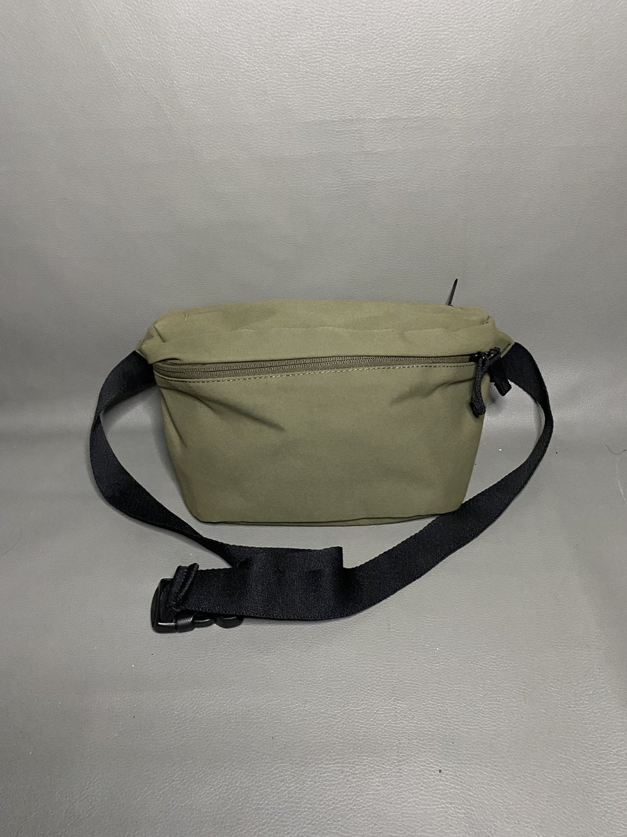 arintaelfana's tweet photo. wts
WAISTBAG UNIQLO X ROBIC NYLON FABRIC OLIVE UNISEX WAIST BAG ORIGINAL
Ukuran : 27x16 cm
Harga : 175rb
Solo, Jateng
Shopee : +17% https://t.co/YvPPL82Vf6
ig : penyintas_90s
#tasbekas #tasbrand #tassecond #slingbag https://t.co/tsO8yKoscb