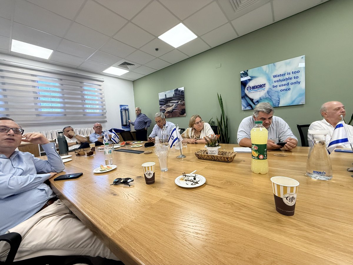 camboue's tweet photo. 2 horas discutiendo temas de agua y riego con el Ing Diego Berger.
No entiende, no le entra en la cabeza lo de Casupa en un país desértico como Israel.
Abusar de una fuente como el Santa Lucía que además está forzada es el ejemplo que Aguas de Israel pone como ejemplo de ineficiencia.
Del Río de la Plata se puede llevar hasta José Ignacio. Sale más barato transportar agua que hacer cualquier otra cosa.