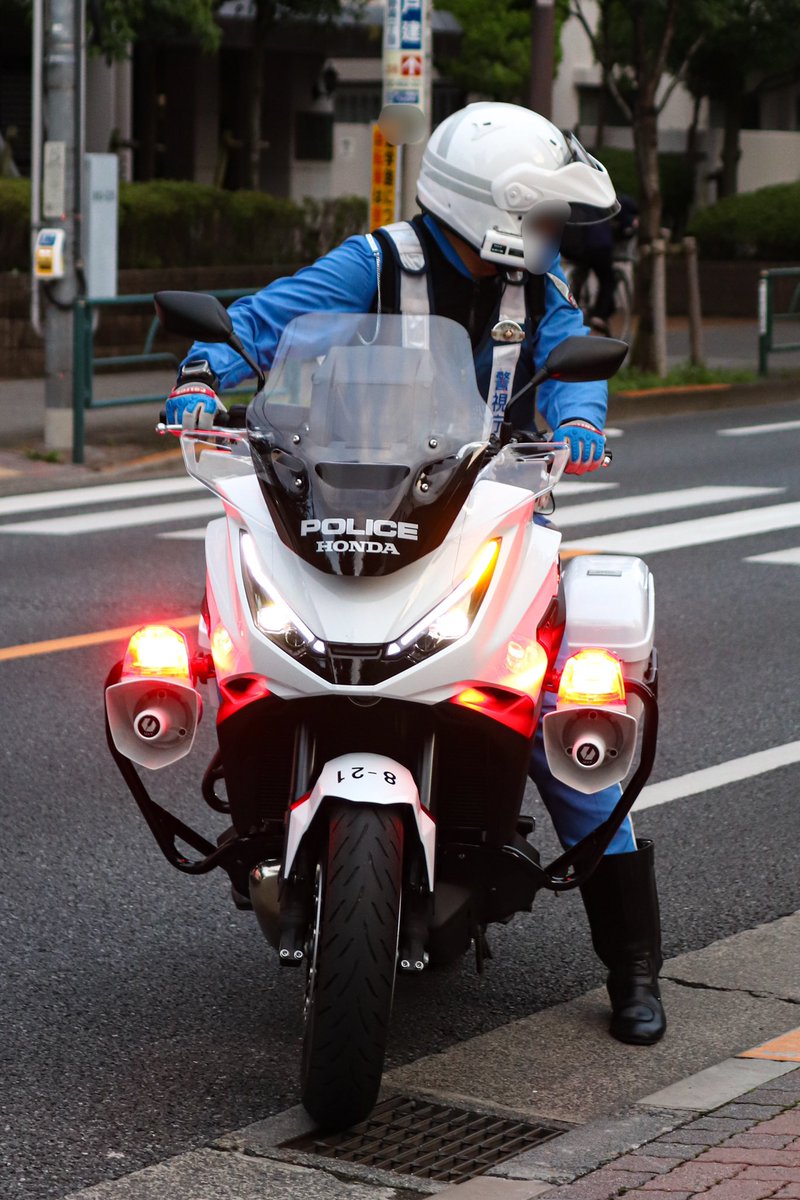 JC15_Chuo209's tweet photo. 警視庁　第八方面交通機動隊
NT1100P    交通部白バイ

今年度導入のピッカピカな新車。
#警視庁 #NT1100 #白バイ https://t.co/Pq6iBUR2Wj
