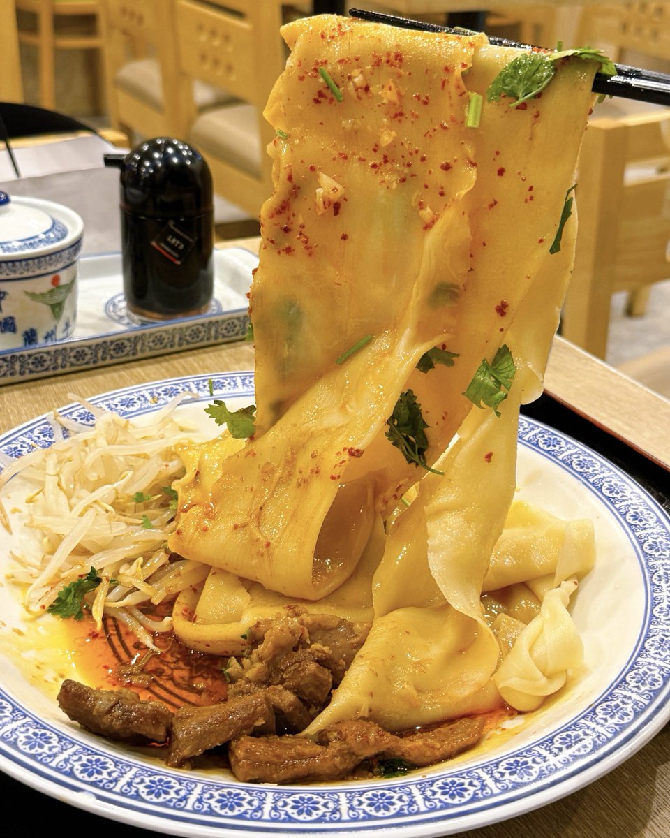 fallindebu's tweet photo. 横浜の関内と御徒町にある「国壱麺」は、中国蘭州牛肉麺の専門店。
注文してから生地を伸ばして作ってくれる「できたて麺」が特徴で、太さを選べるから「極太」にしたら、なんと10cmもの幅がある一旦もめんが！
「蘭州油そば 1180円」は汁なしだから、むっちむちな麺の弾力をダイレクトに楽しめるよ！ https://t.co/7lsNgXOZAw