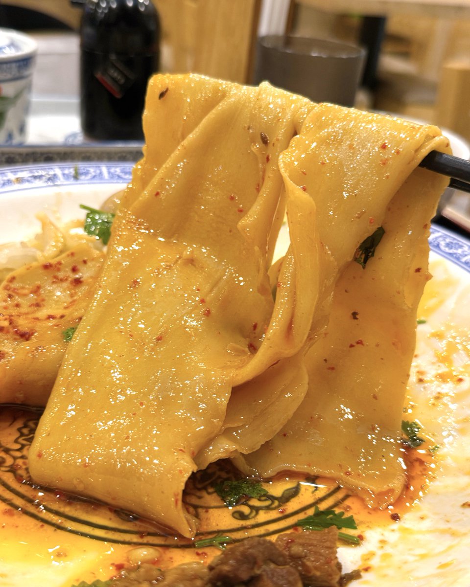 fallindebu's tweet photo. 横浜の関内と御徒町にある「国壱麺」は、中国蘭州牛肉麺の専門店。
注文してから生地を伸ばして作ってくれる「できたて麺」が特徴で、太さを選べるから「極太」にしたら、なんと10cmもの幅がある一旦もめんが！
「蘭州油そば 1180円」は汁なしだから、むっちむちな麺の弾力をダイレクトに楽しめるよ！ https://t.co/7lsNgXOZAw