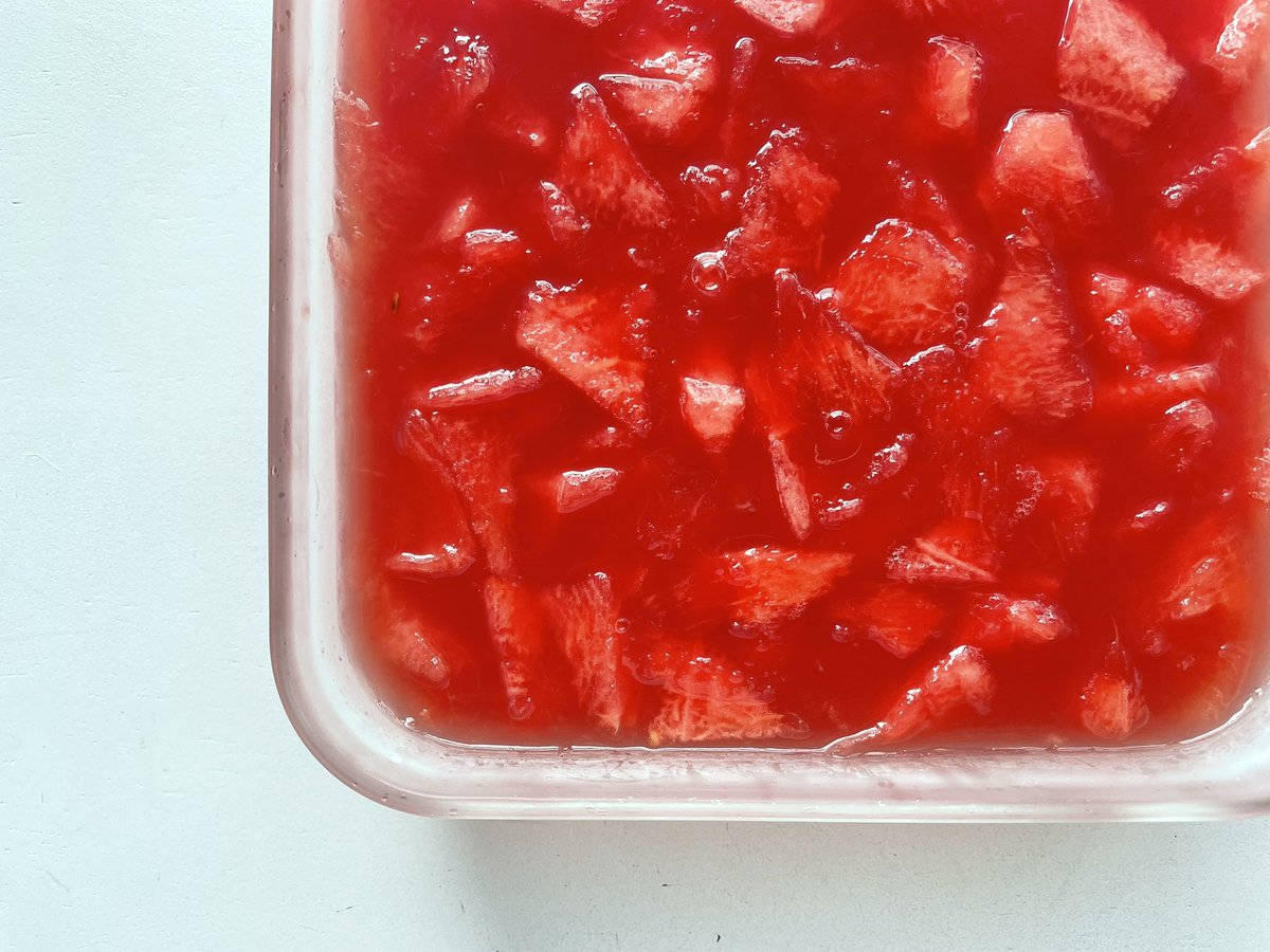 mikumoto's tweet photo. 本日のゼラチン固めはスイカ🍉
本当にスイカのみなんだけど美味しいし色がきれいだなー！ https://t.co/whAZsVjijw