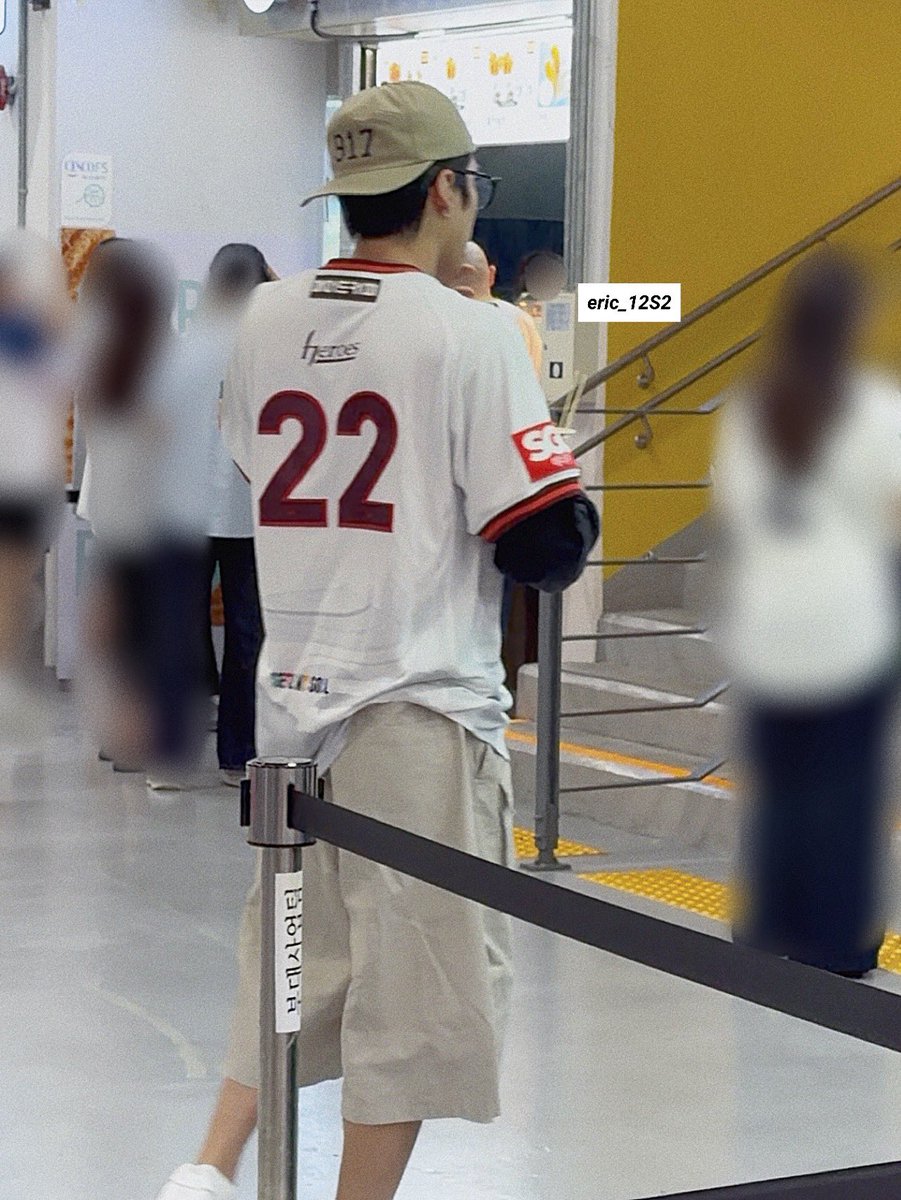 eric_12S2's tweet photo. 오늘 에릭님 큠 vs 쓱 경기 봤다네 ★ 
(친구가 찍어줌) ..// 떡볶이 ㅇ진짜 구라안치고 열심히 먹었대 ㅋㅋ 키움 점수 내니까 저정도로 좋아함 
시구 다시 불러줘 。마지막 사진은 반지 찍는 듯 ¿ https://t.co/ZJzuH79jEV