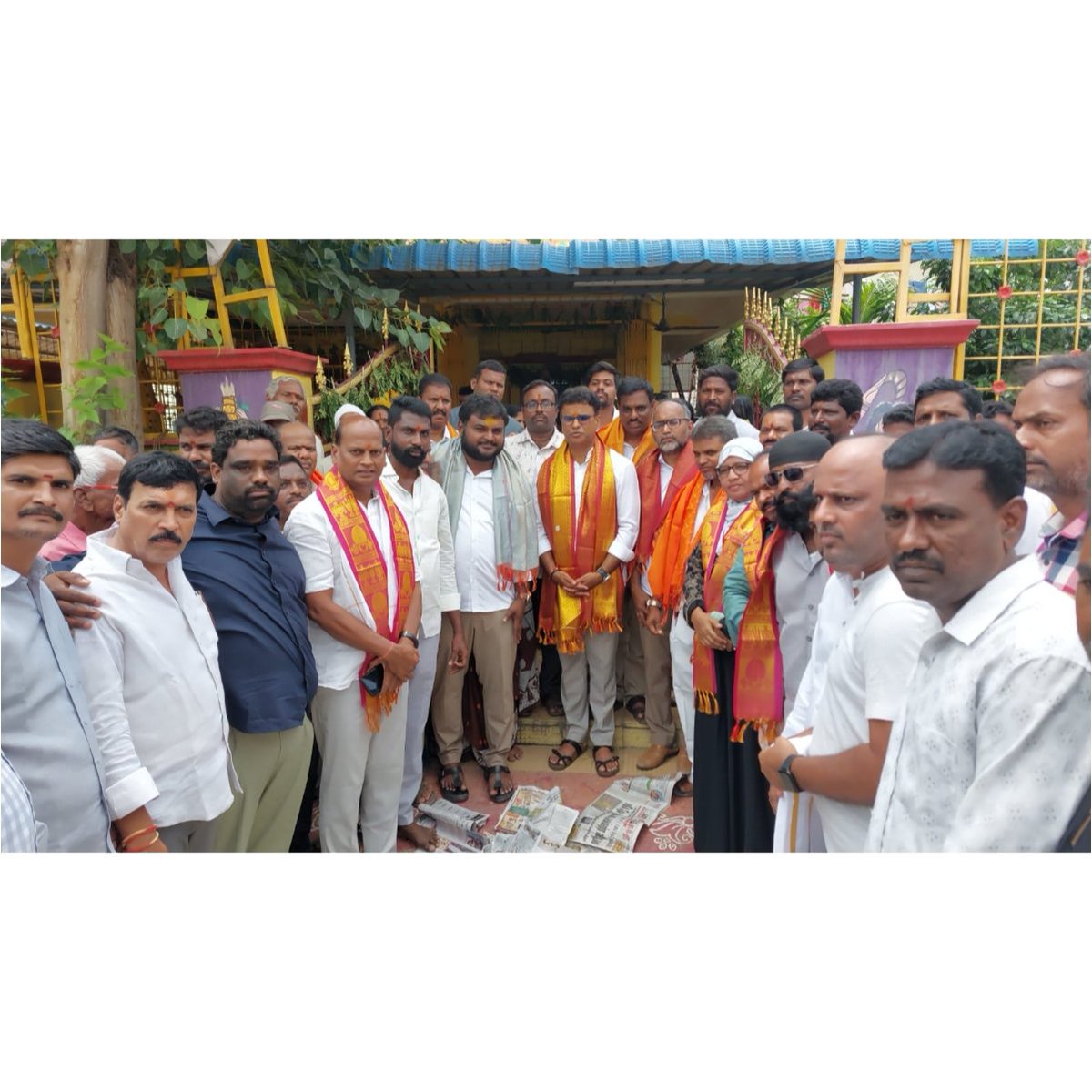 kp_vivekanand's tweet photo. *_దేవాలయం ముఖద్వారం.... సంస్కృతి, సాంప్రదాయాలకు  ప్రతిబింబం : బిఆర్ఎస్ ఎల్పి విప్, ఎమ్మెల్యే కేపీ.వివేకానంద్ గారు..._*

ఈరోజు 125 - గాజుల రామారం డివిజన్ సుభాష్ చంద్ర బోస్ నగర్ - బి లోని పెద్దమ్మ తల్లి, పోచమ్మ తల్లి దేవాలయం నూతన ముఖద్వారంను బిఆర్ఎస్ ఎల్పి విప్, ఎమ్మెల్యే కేపీ.వివేకానంద్ గారు ప్రారంభించారు.

ఈ సందర్బంగా వారు మాట్లాడుతూ...

🛕 దేవాలయ ముఖద్వారం.... సంస్కృతి, సాంప్రదాయాలకు  ప్రతిబింబమని అన్నారు. అమ్మవారి కరుణా కటాక్షాలతో ప్రజలంతా ఆయురారోగ్యాలు, అష్టఐశ్వర్యాలతో జీవించాలన్నారు.

ఈ కార్యక్రమంలో పాక్స్ డైరెక్టర్ పరుశ శ్రీనివాస్ యాదవ్, డివిజన్ అధ్యక్షులు విజయ్ రాంరెడ్డి, సీనియర్ నాయకులు కస్తూరి బాల్ రాజ్, అడ్వకేట్ కమలాకర్, నవాబ్ భాయ్, తెలంగాణ సాయి, మసూద్, చిన్నా చౌదరి, నగేష్, దూలప్ప, సుంకరి చందు, బోయిని మహేష్, సమ్మయ్య యాదవ్,సయ్యద్ రంజాన్, గౌస్, ప్రసాద్, శివ నాయక్, శ్రవణ్, కాలనీ వాసులు శేఖర్, అంజయ్య, ఆంజనేయులు, కొండప్ప, నజీర్ మియా, కనకయ్య, యాదగిరి, చందు, వెంకట్, శ్రీనివాస్, నవీన్, సత్యనారాయణ తదితరులు పాల్గొన్నారు.
