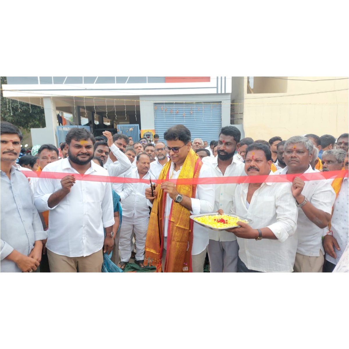 kp_vivekanand's tweet photo. *_దేవాలయం ముఖద్వారం.... సంస్కృతి, సాంప్రదాయాలకు  ప్రతిబింబం : బిఆర్ఎస్ ఎల్పి విప్, ఎమ్మెల్యే కేపీ.వివేకానంద్ గారు..._*

ఈరోజు 125 - గాజుల రామారం డివిజన్ సుభాష్ చంద్ర బోస్ నగర్ - బి లోని పెద్దమ్మ తల్లి, పోచమ్మ తల్లి దేవాలయం నూతన ముఖద్వారంను బిఆర్ఎస్ ఎల్పి విప్, ఎమ్మెల్యే కేపీ.వివేకానంద్ గారు ప్రారంభించారు.

ఈ సందర్బంగా వారు మాట్లాడుతూ...

🛕 దేవాలయ ముఖద్వారం.... సంస్కృతి, సాంప్రదాయాలకు  ప్రతిబింబమని అన్నారు. అమ్మవారి కరుణా కటాక్షాలతో ప్రజలంతా ఆయురారోగ్యాలు, అష్టఐశ్వర్యాలతో జీవించాలన్నారు.

ఈ కార్యక్రమంలో పాక్స్ డైరెక్టర్ పరుశ శ్రీనివాస్ యాదవ్, డివిజన్ అధ్యక్షులు విజయ్ రాంరెడ్డి, సీనియర్ నాయకులు కస్తూరి బాల్ రాజ్, అడ్వకేట్ కమలాకర్, నవాబ్ భాయ్, తెలంగాణ సాయి, మసూద్, చిన్నా చౌదరి, నగేష్, దూలప్ప, సుంకరి చందు, బోయిని మహేష్, సమ్మయ్య యాదవ్,సయ్యద్ రంజాన్, గౌస్, ప్రసాద్, శివ నాయక్, శ్రవణ్, కాలనీ వాసులు శేఖర్, అంజయ్య, ఆంజనేయులు, కొండప్ప, నజీర్ మియా, కనకయ్య, యాదగిరి, చందు, వెంకట్, శ్రీనివాస్, నవీన్, సత్యనారాయణ తదితరులు పాల్గొన్నారు.