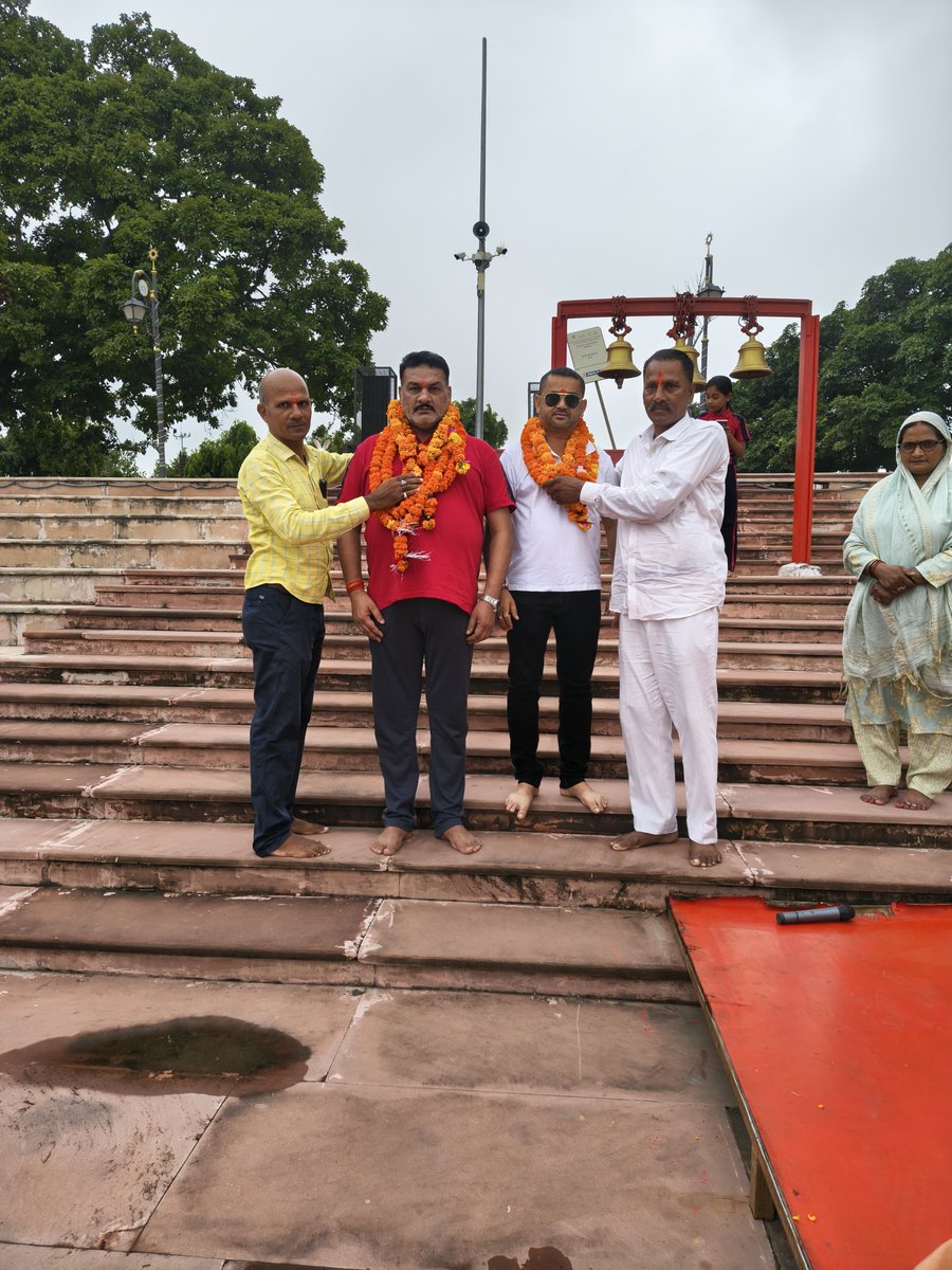 nssupindia's tweet photo. आज प्रातःकाल श्री सूर्यदेव जी की 673वी भव्य मंगला आरती संपन्न हुई।
जिसमें मुख्य अतिथि के रूप में अयोध्या क्षेत्र वरिष्ठ ठेकेदार श्री डब्बू सिंह जी व वरिष्ठ पत्रकार श्री बृजेश तिवारी जी का आगमन हुआ।।
आप सभी श्रद्धालुओं की सभी मनोकामना पूर्ण हो।।
अध्यक्ष अविनाश तिवारी 9151203008 https://t.co/MqqBf53j9d