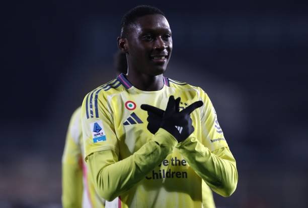 BLRZFC1's tweet photo. 🚨⚪️⚫️ Randal Kolo Muani to Juventus, here we go soon!
Full agreement in place with PSG on permanent deal for €38m guaranteed plus €12m add-ons.
Kolo Muani in Turin for medical tests, contract until June 2031. Final details sorted. 🇫🇷🤝
#Juventus #PSG https://t.co/Vz2hdjvuVV