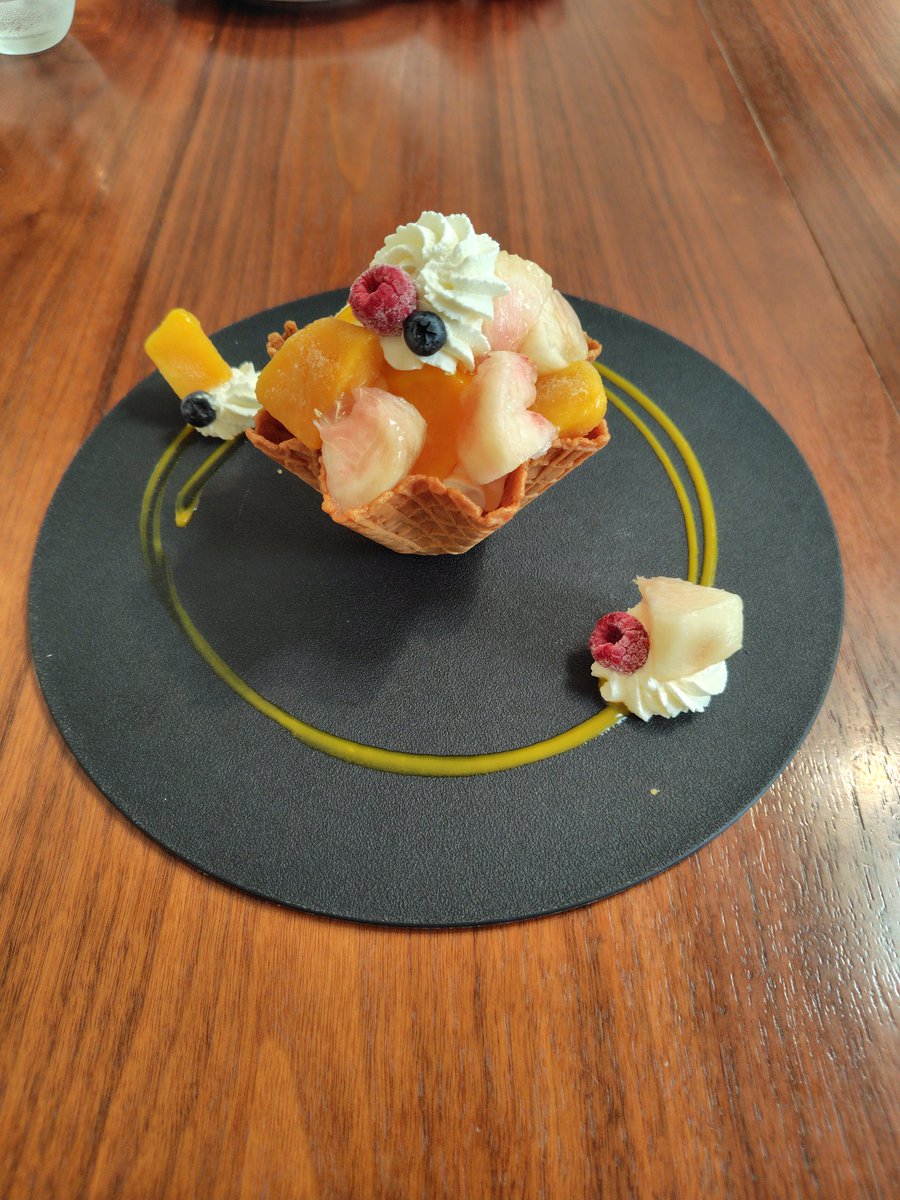 nomRock's tweet photo. パフェ食べてきた。ここ支払い現金のみだったのにpay行けるようになってた https://t.co/ZcrPtaeuJs
