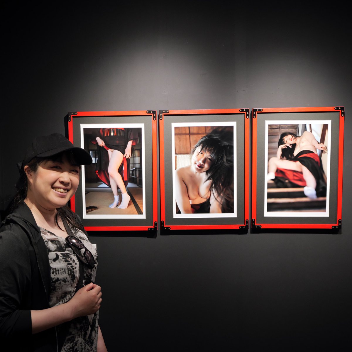 Kazu49bota's tweet photo. ビーツギャラリーでの「大阪ヌード」展、
無事に終了しました。

見て頂いた皆さま
モデルの 素材まどか さん@lotuswing2sozai 
出展者/関係者の皆さま

ありがとうございました🙇‍♂️

右端の写真はレタッチでボカした訳でなく
例のレンズで撮ったものです。

※写真は木曜日にご来廊頂いた時に撮影。 https://t.co/ktgYSJLWxl