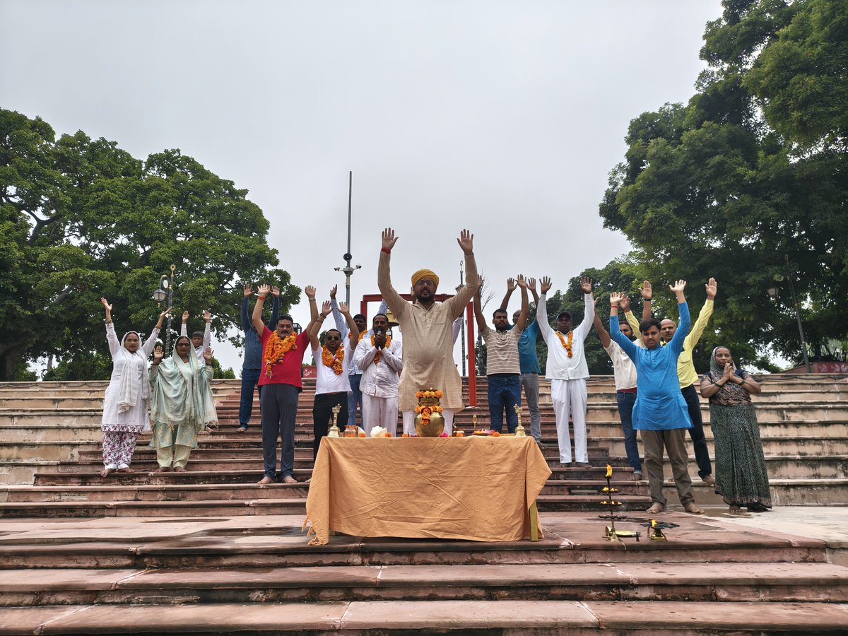nssupindia's tweet photo. आज प्रातःकाल श्री सूर्यदेव जी की 673वी भव्य मंगला आरती संपन्न हुई।
जिसमें मुख्य अतिथि के रूप में अयोध्या क्षेत्र वरिष्ठ ठेकेदार श्री डब्बू सिंह जी व वरिष्ठ पत्रकार श्री बृजेश तिवारी जी का आगमन हुआ।।
आप सभी श्रद्धालुओं की सभी मनोकामना पूर्ण हो।।
अध्यक्ष अविनाश तिवारी 9151203008 https://t.co/MqqBf53j9d
