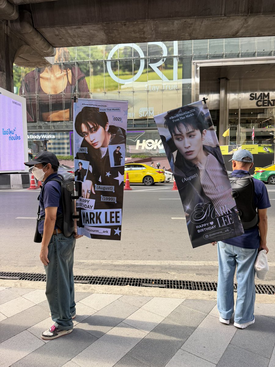 BewithMarkLee82's tweet photo. ป้ายหนึ่ง-ก้าว ตอนนี้คุณลูงยืนอยู่หน้า Lido Connect นะคะ จะมีเดินวนไปมาอยู่ด้านหน้า Lido - Siam Square One ถึงเวลา 18.30 น. ค่ะ

ตอนนี้ Giveaway แจกหมดเรียบร้อยแล้ว แต่สามารถถ่ายรูปกับป้าย และมอบเสบียงให้คุณลุงได้นะคะ 🙇🏻‍♀️💙

#BewithMarkLee2026
#HAPPYMARKLEEDAY https://t.co/7VNYoxCMy8