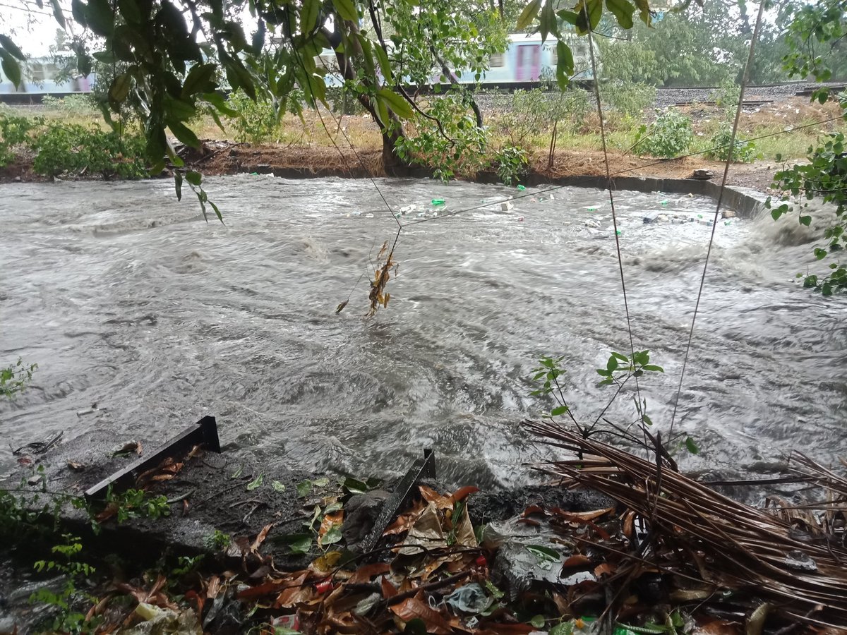 karanSinghiyc's tweet photo. Due to the faulty Nala System at Manchhu Bhai Road, Malad East, local Residents Including Senior Citizens, Women, and Children spend Sleepless Nights every rain,fearing water will flood their homes.
We need a Permanent Solution now:
1️⃣ Either divert One Nala towards Malad Subway. https://t.co/BmQ02txuxt