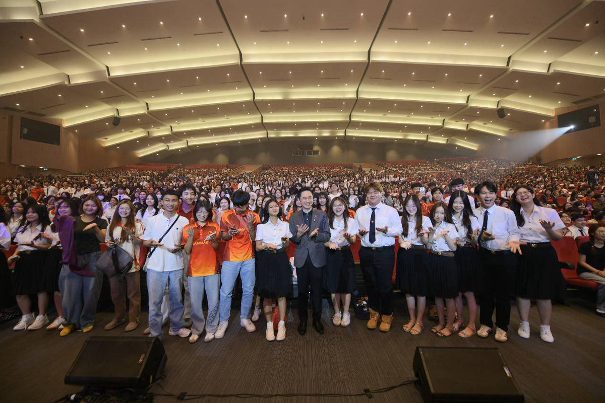 YodchananW's tweet photo. หากพูดถึง "ความเท่าเทียม" พี่คิดว่าที่ธรรมศาสตร์คือที่ที่ดีที่สุด เพราะเราดูแลทุกคนในระนาบเดียวกัน...

ย้อนไปตอนพี่เป็นนักศึกษา SIIT รหัส 40 พี่ตั้งปณิธานกับตัวเองเลยว่า "ชีวิตนี้ต้องไม่สูญพันธุ์" เพราะการจะเป็นคนที่มีความหมาย เราต้องอยู่รอดและปรับตัวในโลกที่หมุนเร็วให้ได้

ตอนเรียนจบวิศวะไฟฟ้า ที่บ้านขายโทรศัพท์ Motorola คิดในใจว่า ชีวิตนี้น่าจะสบายแล้ว แต่จู่ๆ Motorola ก็ทยอยปิดกิจการ เคว้งอยู่เป็นปี จนมีผู้ใหญ่ที่บ้านแนะนำให้อ่านหนังสือ ‘As the Future Catches You’ หนังสือบอกว่าเทรนด์สุขภาพกำลังมา 

และเตือนสติแรงๆ ว่า “ต้องเรียนรู้และเปลี่ยนให้ทัน ไม่งั้นจะถูกบดขยี้”

ทีนี้เรารู้เลยว่า ถ้าเราไม่เปลี่ยน โดนบดขยี้แน่ เลยตัดสินใจ Execution ทันที พลิกแพลงเอาความรู้เรื่องสัญญาณวิทยุมาประยุกต์ศึกษา "สัญญาณสมอง" เพื่อช่วยให้ผู้พิการกลับมาเคลื่อนไหวได้อีกครั้ง

ลองดูเคสระดับโลกอย่าง Kodak กับ Fujifilm พอยุคดิจิทัลเข้ามาดิสรัปชัน Kodak ล้มละลาย แต่ Fujifilm กลับทำกำไรนิวไฮทะลุเป้า 

ถามว่าเพราะอะไร?...เพราะเขาเจอ "แก่นแท้" ของตัวเอง 

เขาไม่ยึดติดว่าตัวเองเป็นแค่บริษัททำฟิล์ม แต่มองลึกลงไปว่าเขาคือ "บริษัทเคมีและวัสดุนาโน" จึงเอาคอลลาเจนและสารเคมีในฟิล์มไปต่อยอดทำครีมบำรุงผิว ทำฟิล์มปกป้องจอ LCD จนรอดตายและเติบโตมหาศาล 

แต่ถึงอย่างนั้น เขาก็ไม่เคยตัดคำว่า "ฟิล์ม" ออกจากชื่อ เพื่อรักษาจิตวิญญาณและรากเหง้าของตัวเองเอาไว้

พี่เลยอยากแลกเปลี่ยน DNA การเอาตัวรอดในโลกยุคนี้ให้พวกเรา 3 ข้อครับ

พร้อมรับการเปลี่ยนแปลง - มองวิกฤตให้เป็นจุดเริ่มต้นของสิ่งใหม่

หาแก่นแท้ให้เจอ - อะไรคือตัวตนและจุดแข็งที่แท้จริงของเรา

เรียนรู้ตลอดชีวิต (Lifelong Learning) - อย่าหยุดคิด อย่าหยุดทำ เพราะโลกเปลี่ยนทุกวัน

ทัศนคติของผู้ชนะอาจใช้ไม่ได้แล้วถ้าเรายังมีอีโก้ เราต้องมีหัวใจของ "ผู้ท้าชิง" ที่พร้อมกระตือรือร้นบุกเบิกสิ่งใหม่ๆ สิงคโปร์สามารถสร้างชาติระดับโลกได้ใน 50 ปี ก็เพราะเขาลงทุนกับคำว่า "คน"

วันนี้พี่ดีใจมากๆ ที่ได้กลับมาบ้านหลังนี้ ได้มาพูดคุยแลกเปลี่ยนเรื่องราวกับน้องๆ เฟรชชี่ ปี 1 มธ. พี่มั่นใจมากว่า พวกเราจะเป็นความหมาย และเป็นความหวังที่ไม่อาจถูกแทนที่ของประเทศไทยได้

ที่พี่ถามว่า "ทุกคนหาความหมายของตัวเองเจอหรือยัง?" ไม่ได้คาดหวังให้พวกเราต้องมีคำตอบที่สมบูรณ์แบบตั้งแต่วันนี้ และถ้าใครยังหาไม่เจอ...ก็ไม่ต้องกดดันตัวเอง ให้เวลาตัวเองได้เรียนรู้ ใช้เวลา 4 ปีในรั้วเหลืองแดงแห่งนี้เป็นพื้นที่ปลอดภัยให้เราได้ทดลอง ได้ล้ม ได้ลุก และค้นหา "แก่นแท้" ไปด้วยกัน 

ขอเป็นกำลังใจให้น้องๆ ทุกคนค้นพบตัวตน และเติบโตไปเป็นความหมายของประเทศในแบบที่...ไม่อาจมีใครมาแทนที่ได้ 

ยินดีต้อนรับสู่ธรรมศาสตร์ครับ