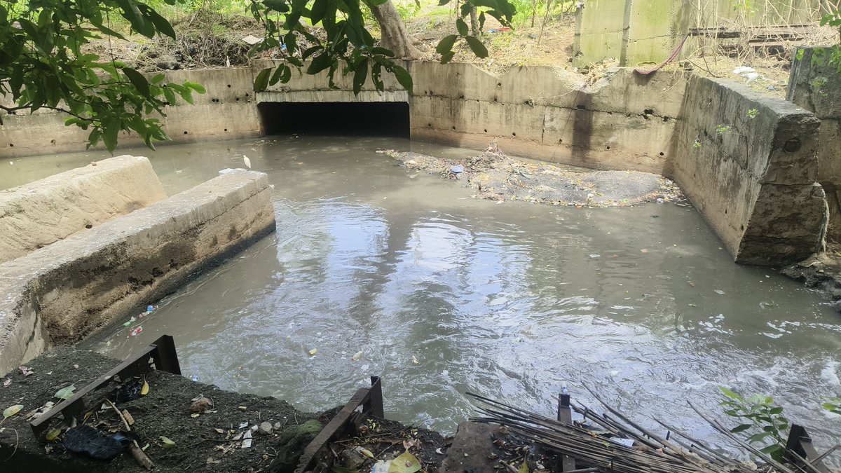 karanSinghiyc's tweet photo. Due to the faulty Nala System at Manchhu Bhai Road, Malad East, local Residents Including Senior Citizens, Women, and Children spend Sleepless Nights every rain,fearing water will flood their homes.
We need a Permanent Solution now:
1️⃣ Either divert One Nala towards Malad Subway. https://t.co/BmQ02txuxt