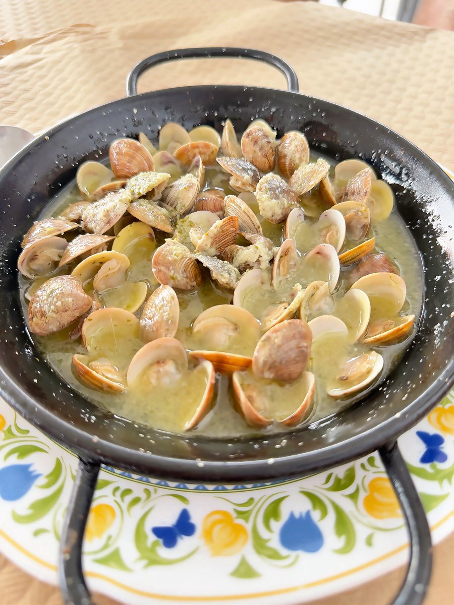 AlfonsoCSuarez's tweet photo. Ser de Huelva es una maravilla ✨

Pescaíto frito variado: 30 €
Chirlas: 5 €
Atún con tomate (ojo a las patatas): 11 €
Calamares del campo: 12 €

¿Dónde? El Legado, en El Portil. No me voy a cansar de recomendarlo (voy siempre que estoy en Huelva).

Para mí es un 10/10. https://t.co/5QZqYKaL0z