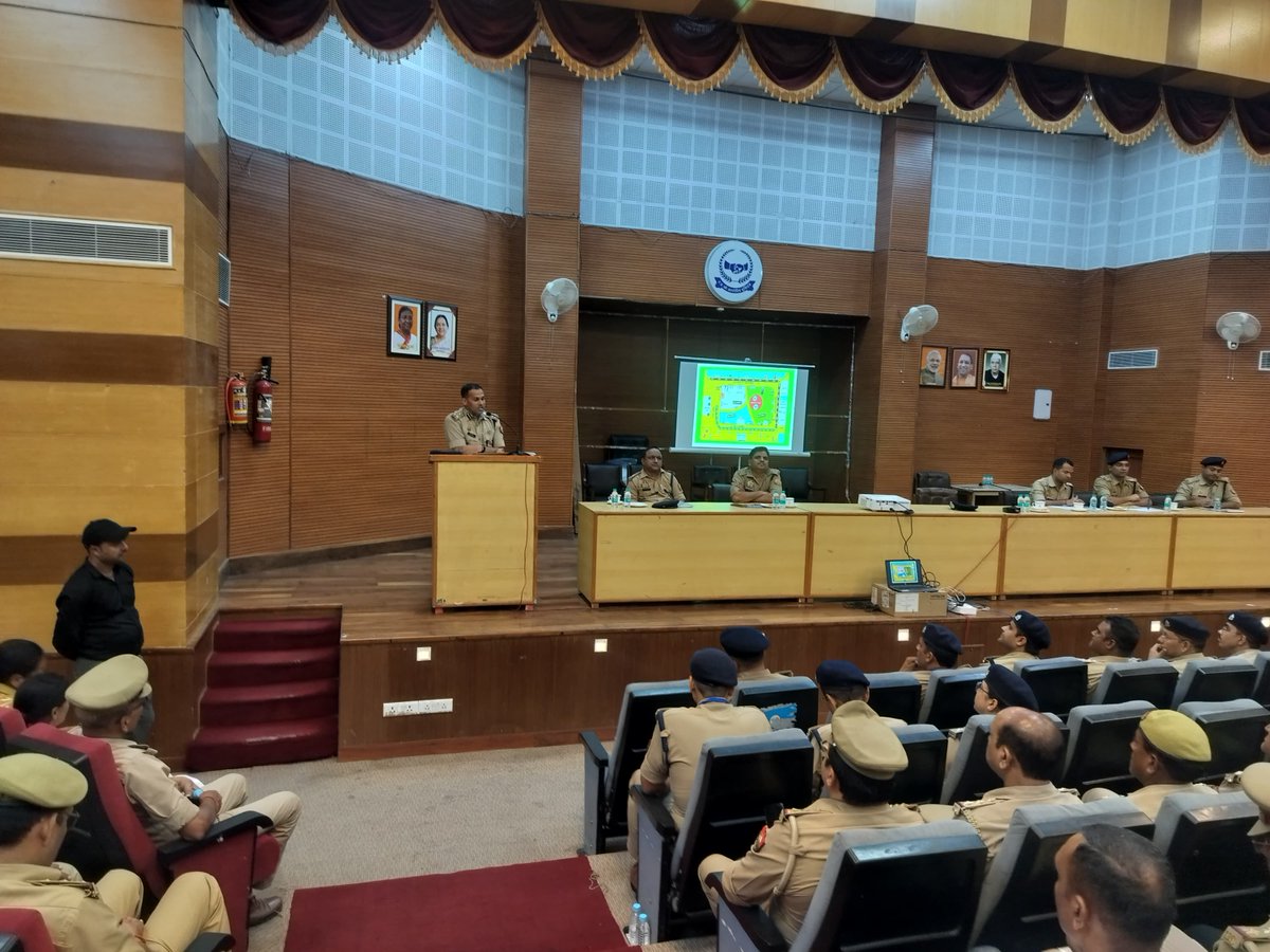 lkopolice's tweet photo. आगामी विधानसभा सत्र के दृष्टिगत सुरक्षा व्यवस्था में तैनात पुलिस बल को ब्रीफ करते हुए #jcp_lo द्वारा सुरक्षा प्रबंधन, सतर्कता, यातायात व्यवस्था, समन्वय तथा कानून-व्यवस्था के प्रभावी अनुपालन हेतु आवश्यक दिशा-निर्देश दिए गए।
#Lkopolice_On_Duty
@Uppolice https://t.co/SmfYmHsfIH