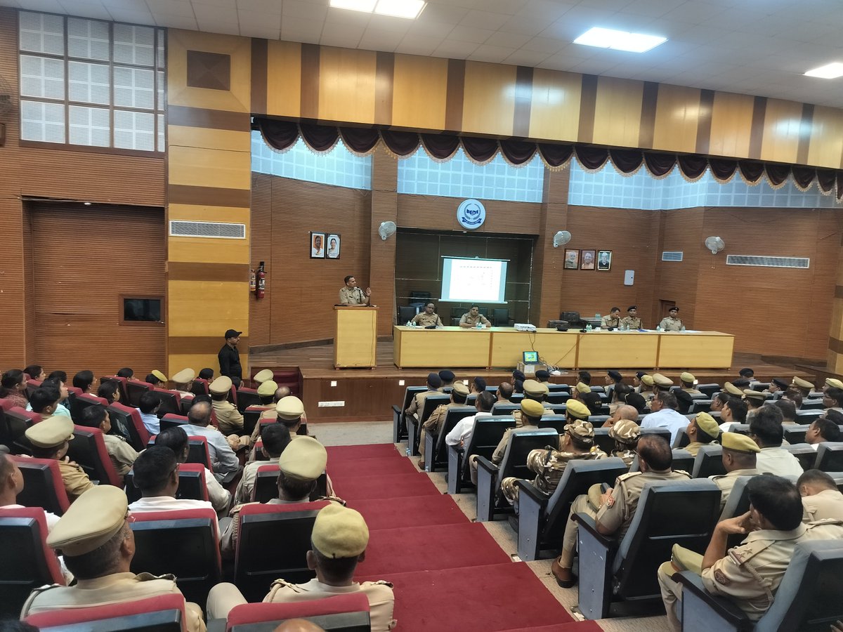 lkopolice's tweet photo. आगामी विधानसभा सत्र के दृष्टिगत सुरक्षा व्यवस्था में तैनात पुलिस बल को ब्रीफ करते हुए #jcp_lo द्वारा सुरक्षा प्रबंधन, सतर्कता, यातायात व्यवस्था, समन्वय तथा कानून-व्यवस्था के प्रभावी अनुपालन हेतु आवश्यक दिशा-निर्देश दिए गए।
#Lkopolice_On_Duty
@Uppolice https://t.co/SmfYmHsfIH