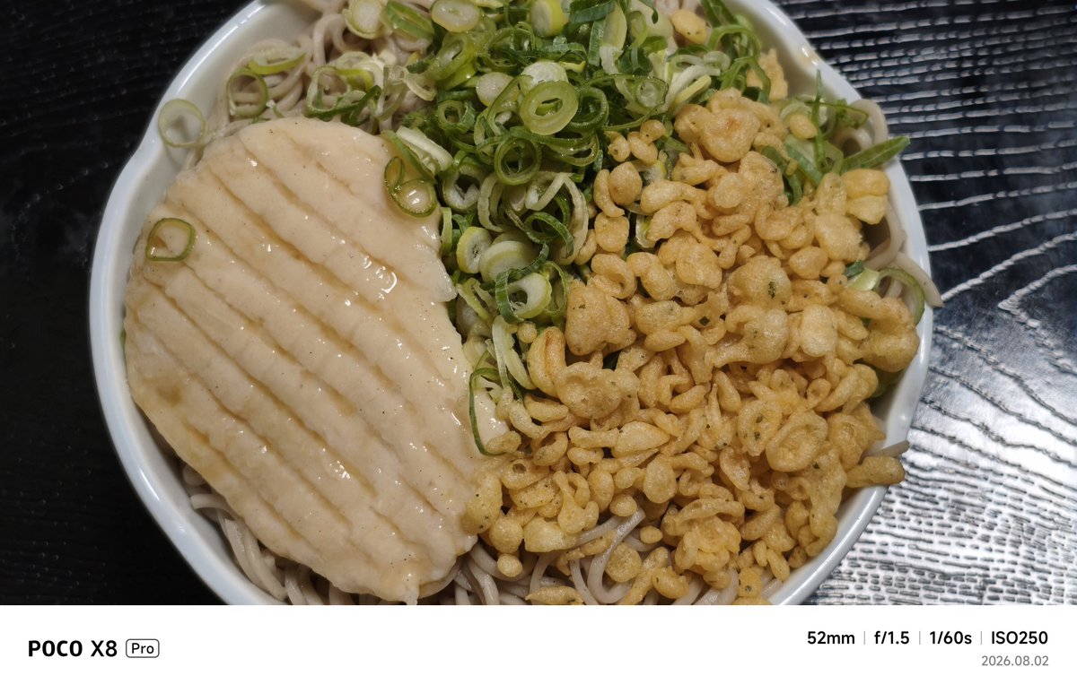 modokitheatre's tweet photo. 本日の夕食!!シマダヤ 流水麺 そば 2玉を『サラダチキンハーフ乗せ冷やしたぬきそば(長ネキ増々)』にしてみました🧊🍜🍗😋 左 #POCOX7Pro 右 #POCOX8Pro それぞれ オート クロップ2倍にて撮影 やはり2機種とも最近のアップデートで食べ物撮影が かなり改善されたようです!!😄 色抜けはほぼ消えた https://t.co/vF2MzNJL9L