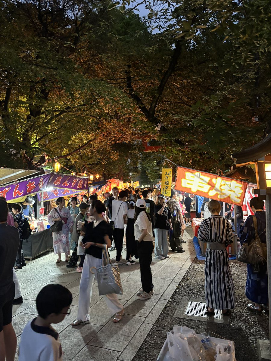 sinceyoukaoru's tweet photo. 花園神社で盆踊りやっとる https://t.co/fDwvqXbYGC