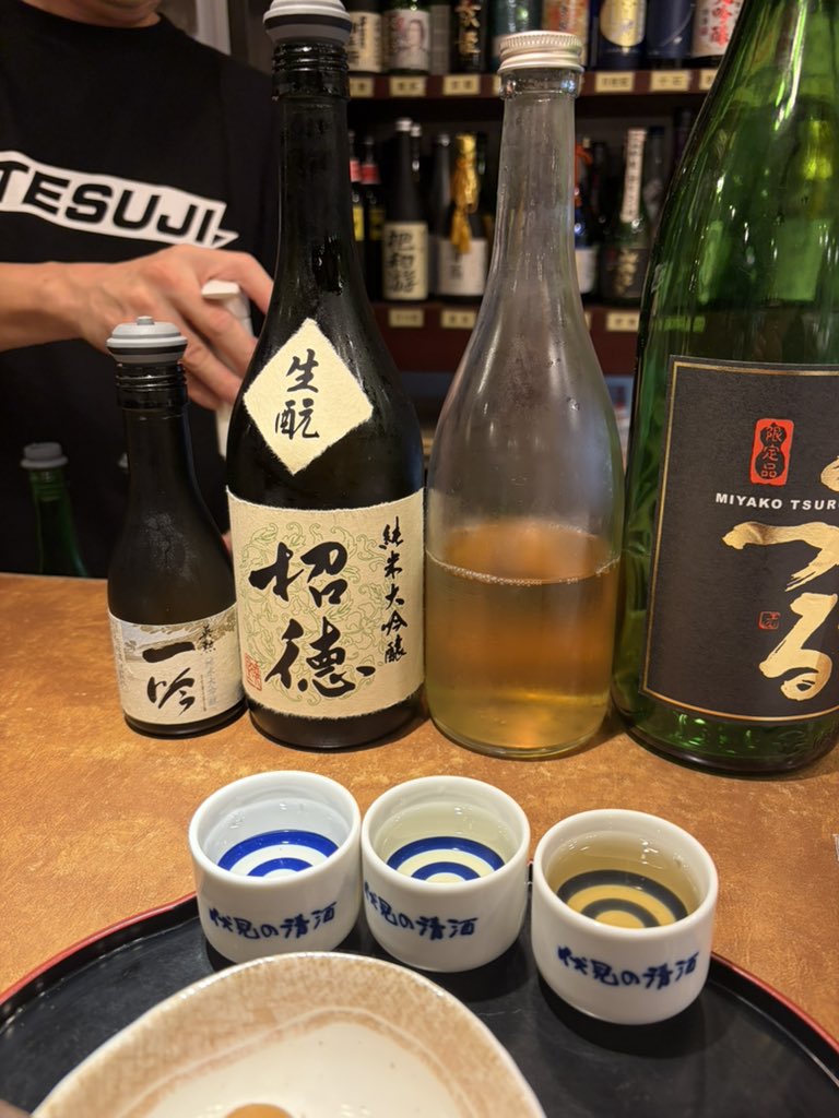 sarusari55's tweet photo. 結構恒例になりつつある。京都でのリアミ（対面お話会）後の日本酒楽しもう企画。浴衣・玲ちゃんは最高で1枚券の私では柄まで追えません。その後は酒屋さの奥のカウンターで80銘柄から気になったものを飲みました。どれも美味しくてどれをお迎えしたら良いか迷います！ https://t.co/FSNVkJnilj