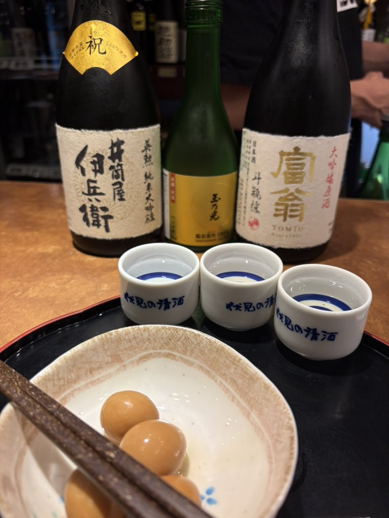 sarusari55's tweet photo. 結構恒例になりつつある。京都でのリアミ（対面お話会）後の日本酒楽しもう企画。浴衣・玲ちゃんは最高で1枚券の私では柄まで追えません。その後は酒屋さの奥のカウンターで80銘柄から気になったものを飲みました。どれも美味しくてどれをお迎えしたら良いか迷います！ https://t.co/FSNVkJnilj