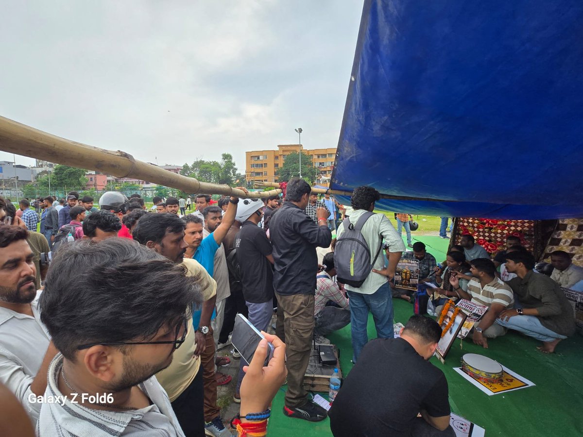 WeAreRanchi's tweet photo. 🚨 महत्वपूर्ण सूचना

जयपाल सिंह मुंडा स्टेडियम में दो अलग-अलग मंच हैं।

📍 राजनीतिक मंच (पंचवटी प्लाज़ा की ओर): वहाँ आपको सत्ताधारी राजनीतिक दलों और तथाकथित B Team के लोग मिलेंगे।

📍 छात्रों का वास्तविक आंदोलन (ब्लूम होटल, रवींद्र भवन के सामने): वहाँ आपको JPSC–JSSC अभ्यर्थी अपने टेंट में शांतिपूर्ण धरना देते हुए मिलेंगे।

कृपया किसी भ्रम में न पड़ें।

छात्रों का मंच अलग है, राजनीतिक मंच अलग है।

यदि आप छात्रों के समर्थन में आ रहे हैं, तो सीधे छात्रों के धरना स्थल पर पहुँचें।

@kunalpratap86 @prakashpoddarjh @ExamsFighters