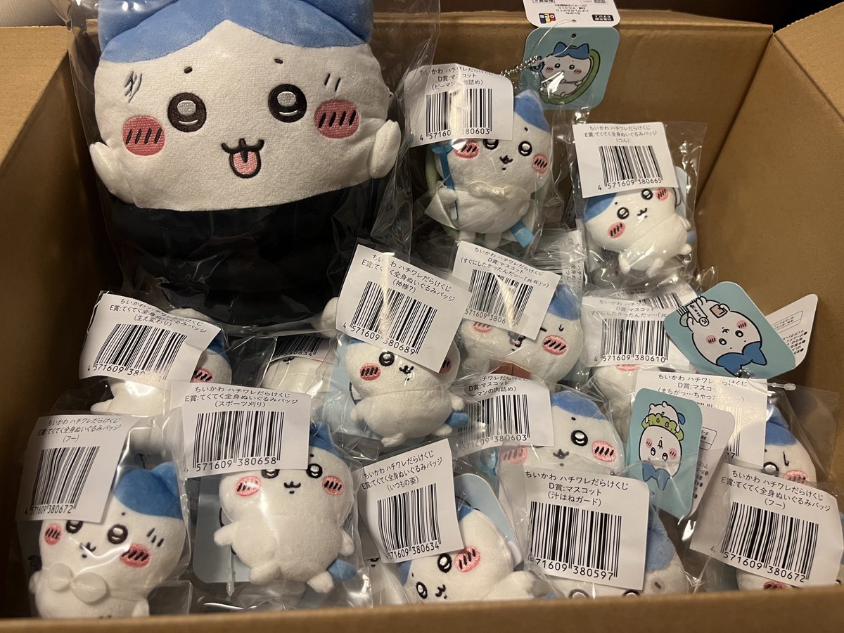 Hope_4848's tweet photo. 私がハチワレ好きだから、旦那がくじめっちゃ回してたらしくて、A賞B賞は無かったけど📦開けたらハチワレだらけでテンション上がった🩷🩷🩷
新居に行った���飾るんだぁ☺️✨✨ https://t.co/klGb6ltAiW