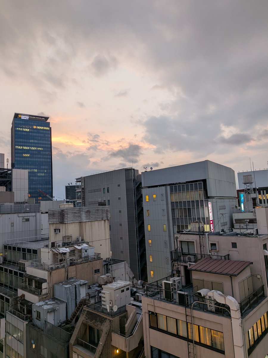 shint0409's tweet photo. #写真 #新宿
雨振りそうで、雷今にも鳴りそうで、でもどうにか持った夕焼け空。 https://t.co/kBPIFw4F4x