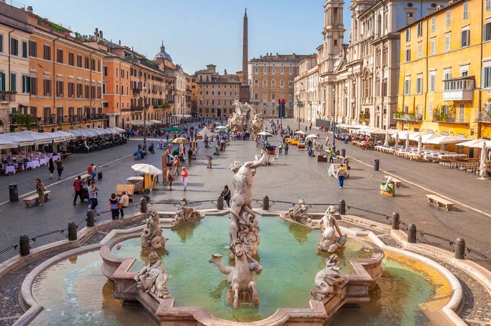 erlanishere's tweet photo. Kalau di Indonesia ada konsep alun-alun, di Italia ada konsep "piazza".
Piazza ini semacam ruang terbuka besar yang dikelilingi bangunan-bangunan dan berakar dari zaman Romawi (forum).
Di sekelilingnya biasanya ada katedral besar, toko-toko/kafe, monumen, atau balai kota. Di sini biasanya orang ngopi, ngobrol, ketemuan sama temen, ngeliat festival, dsb.
Hampir setiap kota bersejarah di Italia punya piazza utama yang jadi pusat berkumpul, kehidupan sosial, dan berbagai kegiatan masyarakat. Contohnya:
1. Piazza San Marco, Venezia.
2. Piazza del Duomo, Milano.
3. Piazza Navona, Roma.
4. Piazza Maggiore, Bologna.