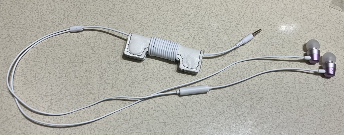 OgaPenholder's tweet photo. ハイレゾ対応の有線イヤホン使い始めたけどコード余りが気になったので、コードホルダーをレザークラフト
久々のレザークラフトだったからか、全体的に雑な仕上がりかも…
#レザークラフト https://t.co/9on7YNP0Ku