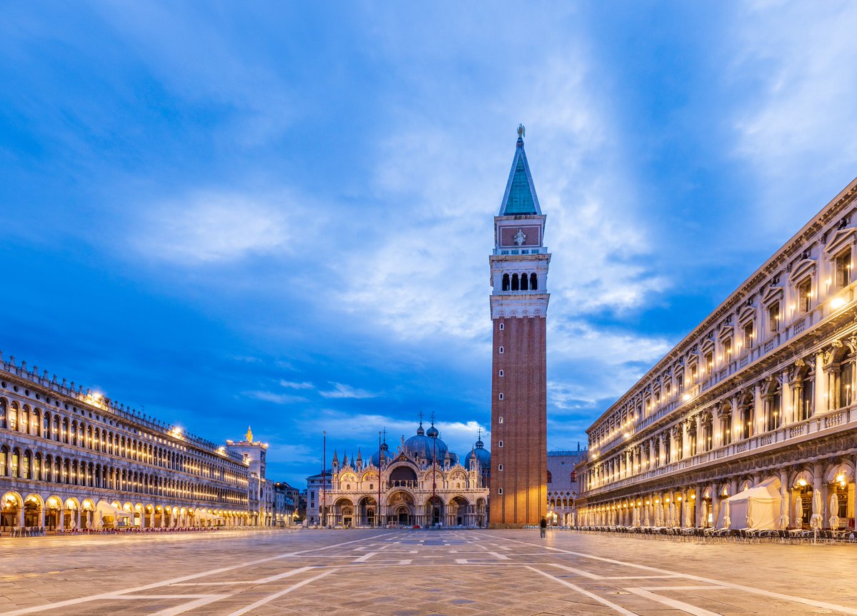 erlanishere's tweet photo. Kalau di Indonesia ada konsep alun-alun, di Italia ada konsep "piazza".
Piazza ini semacam ruang terbuka besar yang dikelilingi bangunan-bangunan dan berakar dari zaman Romawi (forum).
Di sekelilingnya biasanya ada katedral besar, toko-toko/kafe, monumen, atau balai kota. Di sini biasanya orang ngopi, ngobrol, ketemuan sama temen, ngeliat festival, dsb.
Hampir setiap kota bersejarah di Italia punya piazza utama yang jadi pusat berkumpul, kehidupan sosial, dan berbagai kegiatan masyarakat. Contohnya:
1. Piazza San Marco, Venezia.
2. Piazza del Duomo, Milano.
3. Piazza Navona, Roma.
4. Piazza Maggiore, Bologna.